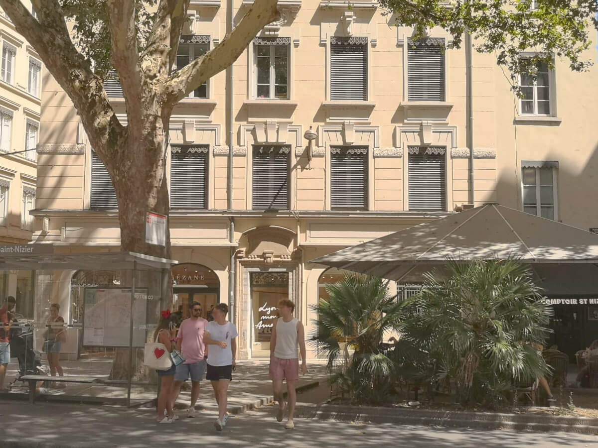 Office building exterior on Place Antoine-Rivoire of the office of Lydie Bonnet-Brown, English-speaking psychologist